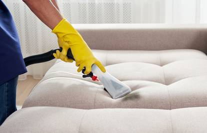 Pet metoda čišćenja koje nikada ne biste trebali koristiti na kauču ili foteljama od tkanine