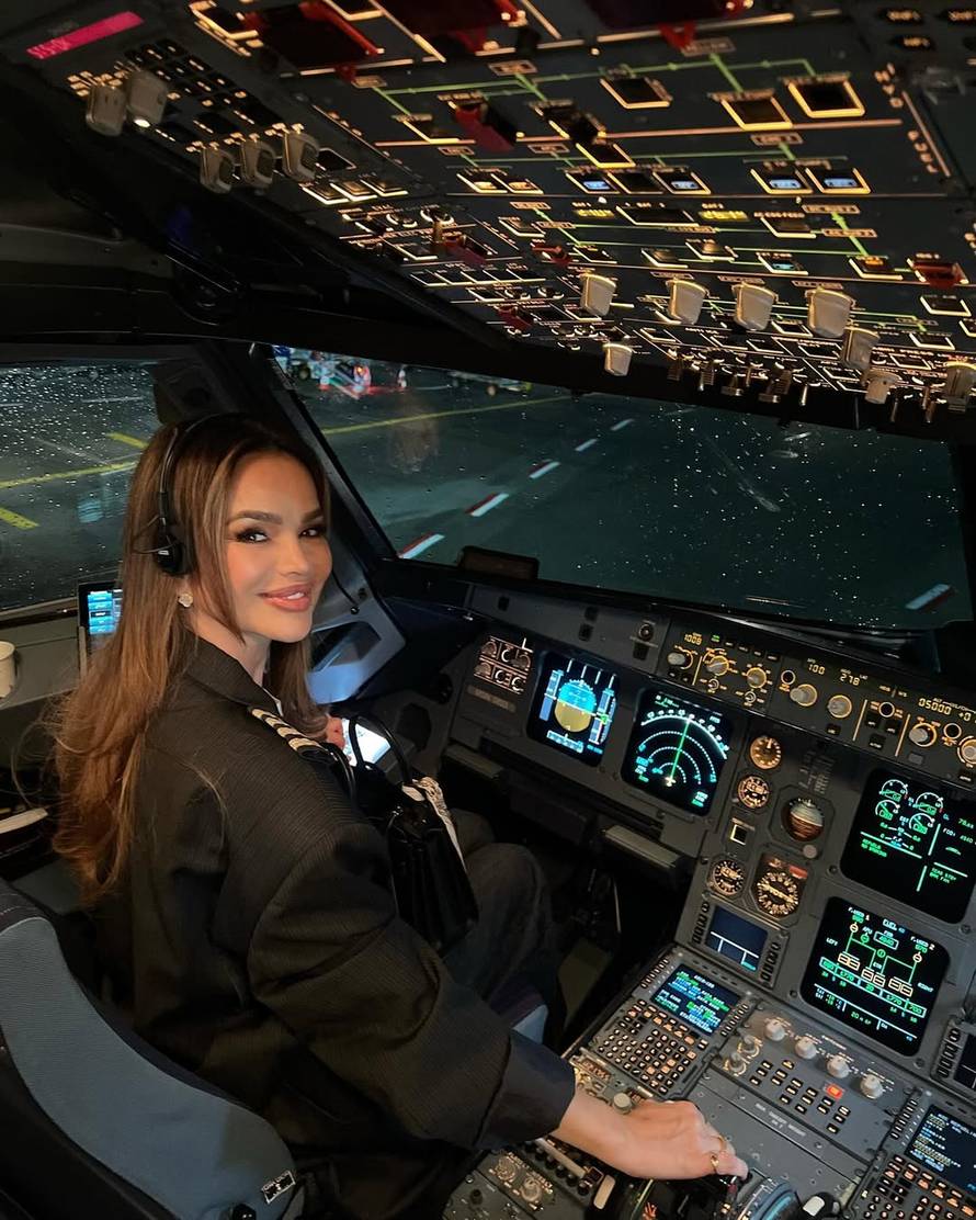 Vežite se, polijećemo! Severina sjela u pilotsku kabinu: 'Molim vas, skratite mi muke večeras'