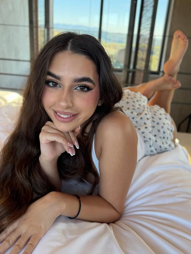 FOTO Gasi internet! Zovu je grčka boginja, a kad vidite njezine fotke saznat ćete i zašto