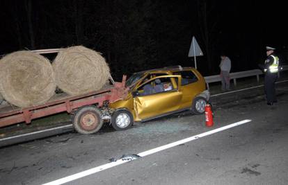 Autom je naletjela na traktor sa sijenom i teško se ozlijedila