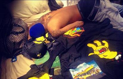 Rihanna je objavila fotografiju polugolog Chrisa na krevetu?