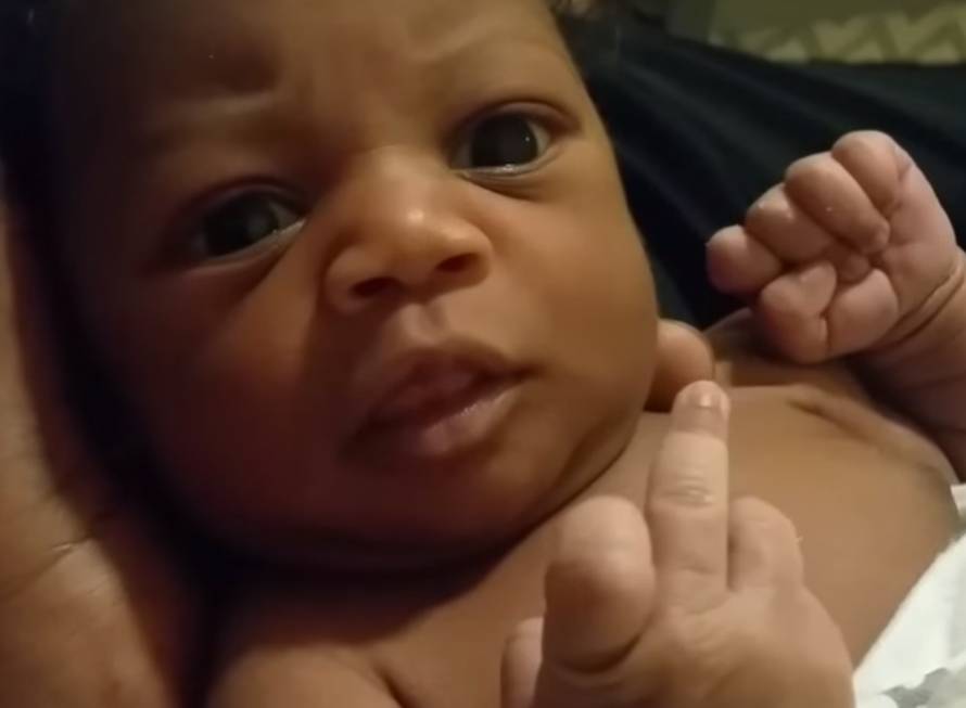 Nestašna beba ponosnom je tati pokazala - srednji prstić