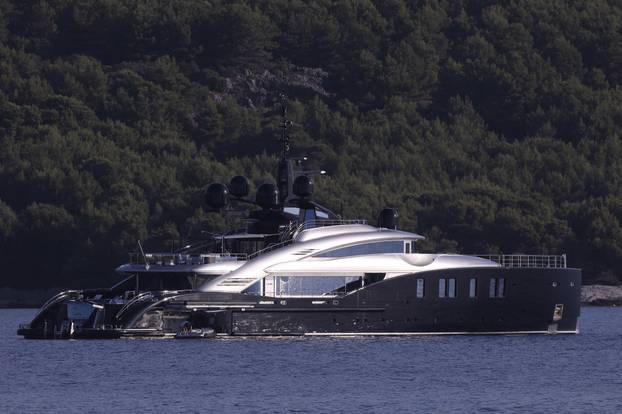 Obiteljski odmor slavnog podcastera na Braču: Joe Rogan uživa na superjahti, kupa se i skače u more