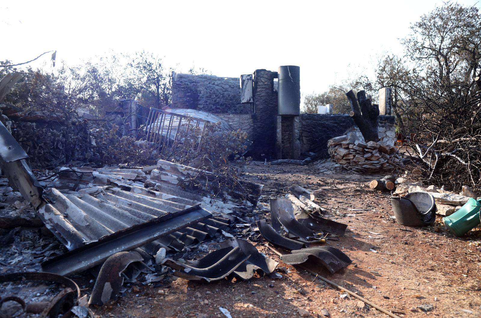 Raslina: Dva montažna objekta stigla za smještaj obitelji kojima su izgorjele kuće