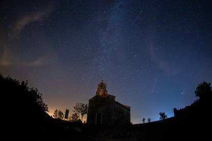 Zvjezdano nebo i perzeidi iznad crkvice u Brseču