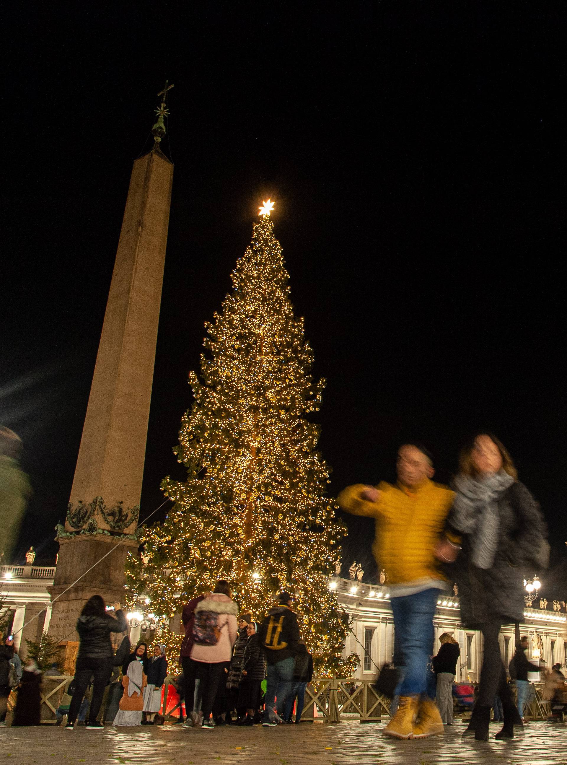 Trg u Vatikanu osvijetlile božićne lampice, jaslice i drvce