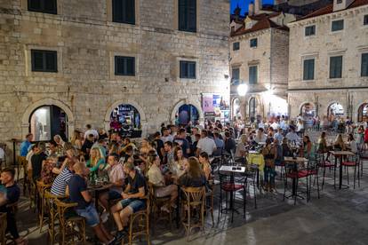 Na ulicama Dubrovnika sve više turista, noćni život se probudio