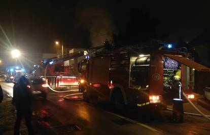 Zagreb: Gorio krov kuće, vatru gasili vatrogasci s tri vozila