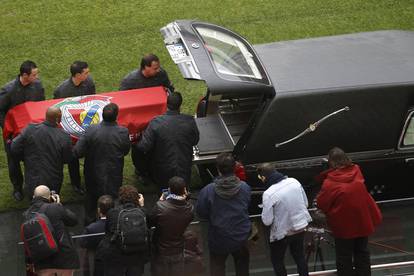 Tisuće navijača oprostilo se od Eusebija na Estadio da Luzu...