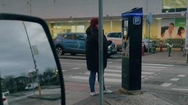 Urnebesna snimka: 'Stavio sam walkie talkie na stroj za naplatu parkinga i naređivao ljudima'