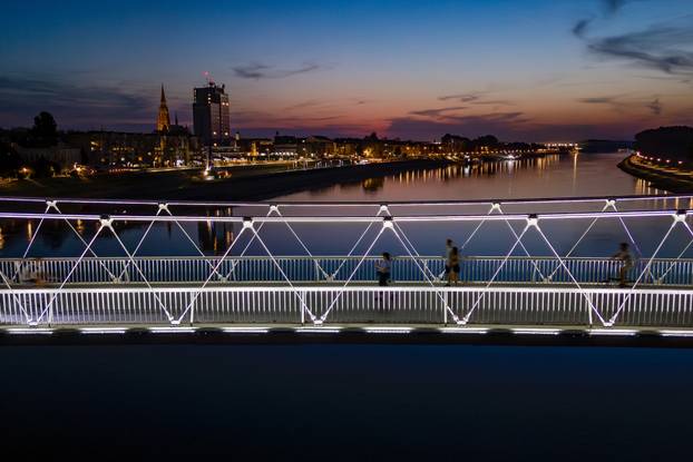 Pogled iz zraka na Osječki most koji svijetli novom dekorativnom rasvjetom 