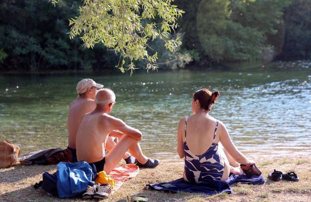 Blato na Cetini: Brojni građani i turisti osvježenje pronašli na Cetini