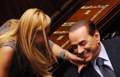 Usred rasprave o krizi, Silvio ima vremena i za upucavanje