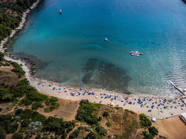 Vela Pržina nestvarno je lijepa plaža okružena vinogradima, nudi savršeno čisto more i fini pijesak