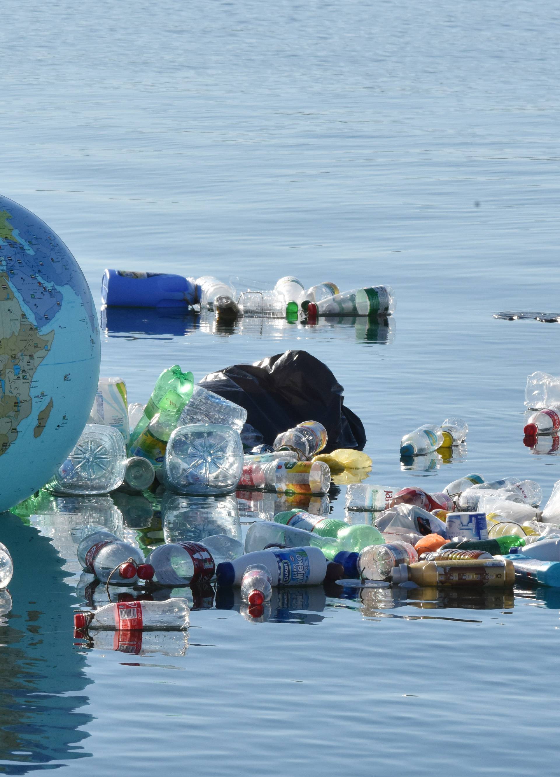 Šibenik: Na plaži Banj postavljena instalacija koja ukazuje na globalno zatopljenje i štetnost  plastike u moru