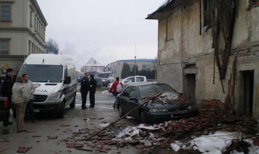 Na parkirani Ford urušio se krov napuštene zgrade