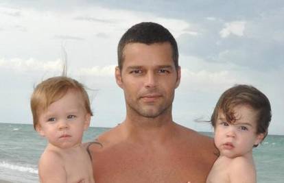 Ricky Martin ponosno na plaži pozirao s blizancima