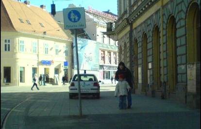 Osijek: Policija automobil parkirala u pješačkoj zoni