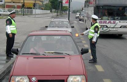 Motociklist kočio kako ne bi udario auto i ozlijedio se