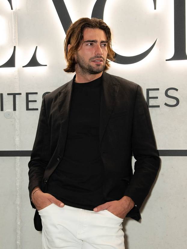 FOTO U zagrljaju s Majom! Šime Elez objavio fotke s proslave 27. rođendana: 'Neka party počne'