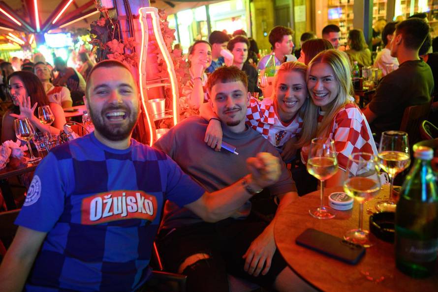 Zagreb: Navijači u kafićima čekaju početak utakmice 