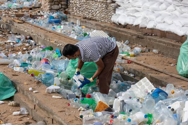 Dubrovnik: Čišćenje gradske plaže Banje od smeća i plastike nanesenih jugom