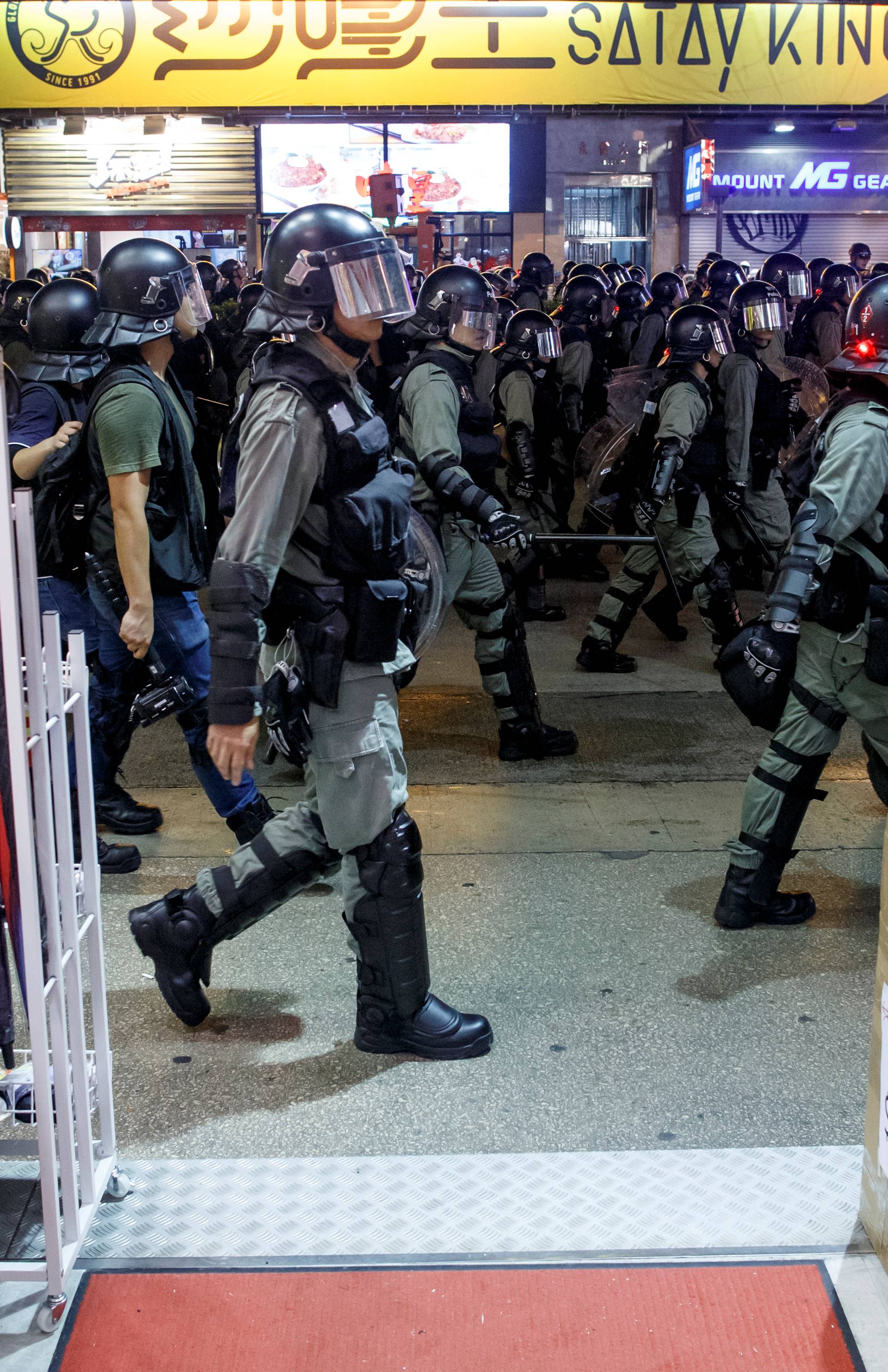 Napeto u Hong Kongu: 'Čuvali snagu' za današnji prosvjed