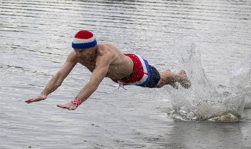 FOTO Za Osje&ccaron;ane nema zime! Dan poslije Bo&zcaron;i&cacute;a usko&ccaron;ili u ledenu Dravu i zaigrali picigin
