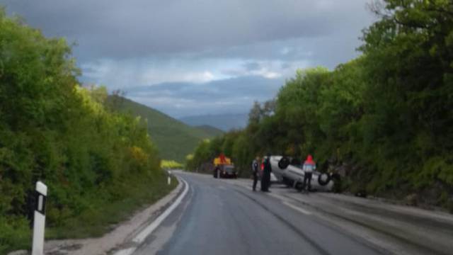 Nesreća kod Trilja: Okrenuo se auto na krov, nema ozlijeđenih