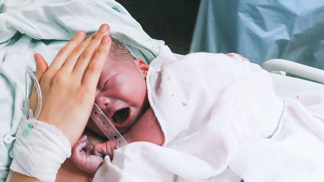 Roditelji u šoku: Došli kući pa shvatili da su im dali tuđu bebu