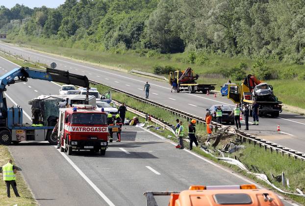 U sudaru autobusa i auta na A3 dvije osobe poginule, više ozlijeđenih