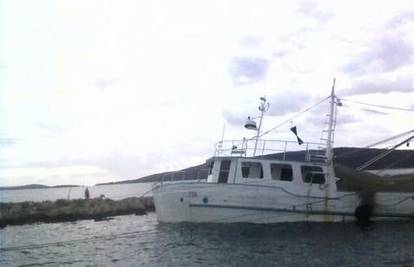 Ribarskim brodom nasukali su se na otok kraj Trogira
