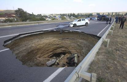 Šest ljudi mrtvo: Osam metara široka rupa progutala je auto