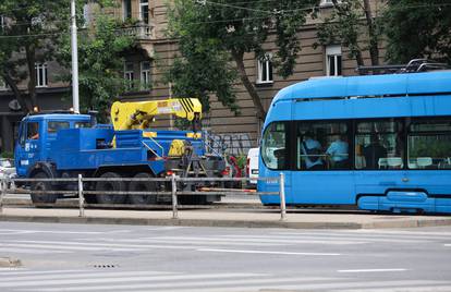 Zastoj u Zagrebu: Kamion na križanju Držićeve i Branimirove pokidao vodove tramvaja