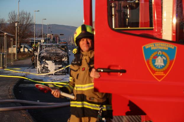 Zagreb: Požar kombi vozila na  Aveniji Većeslava Holjevca