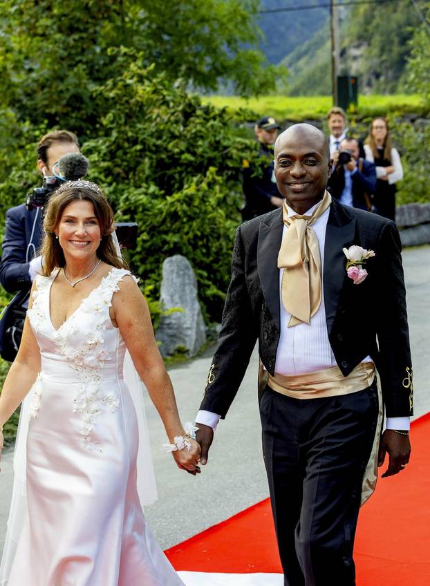Bridal couple princess Märtha Louise and Mr. Durek Verrett greet the crowd