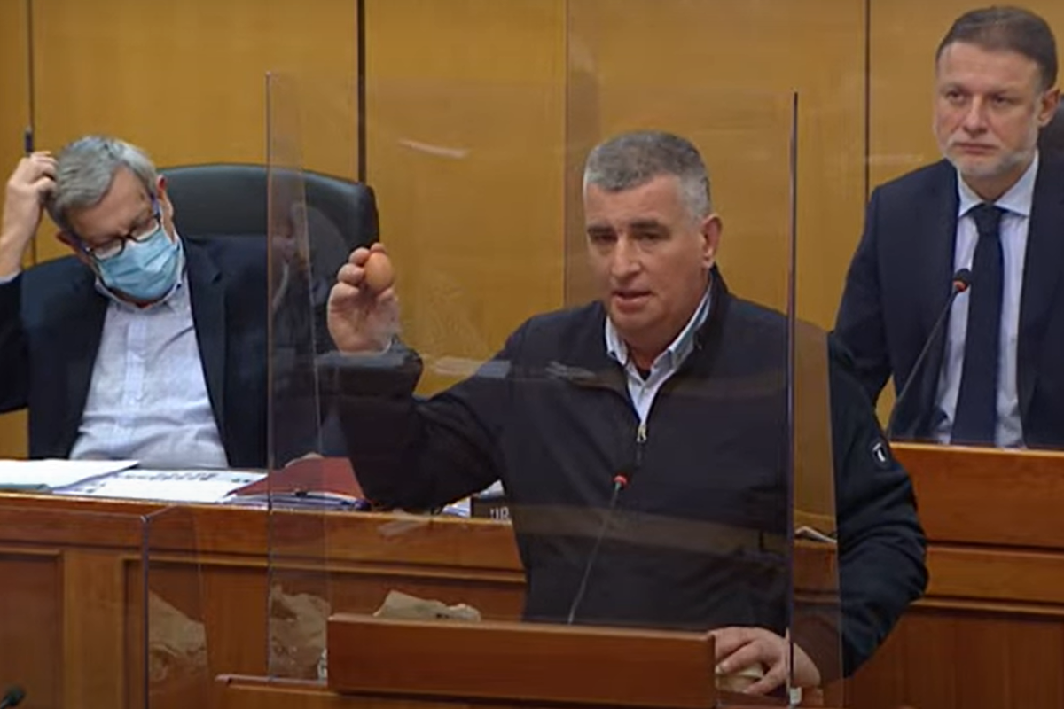 Bulj s jajima u Saboru: 'Neću gađati Plenkovića, ali ovo jaje će uskoro poskupjeti pet puta'