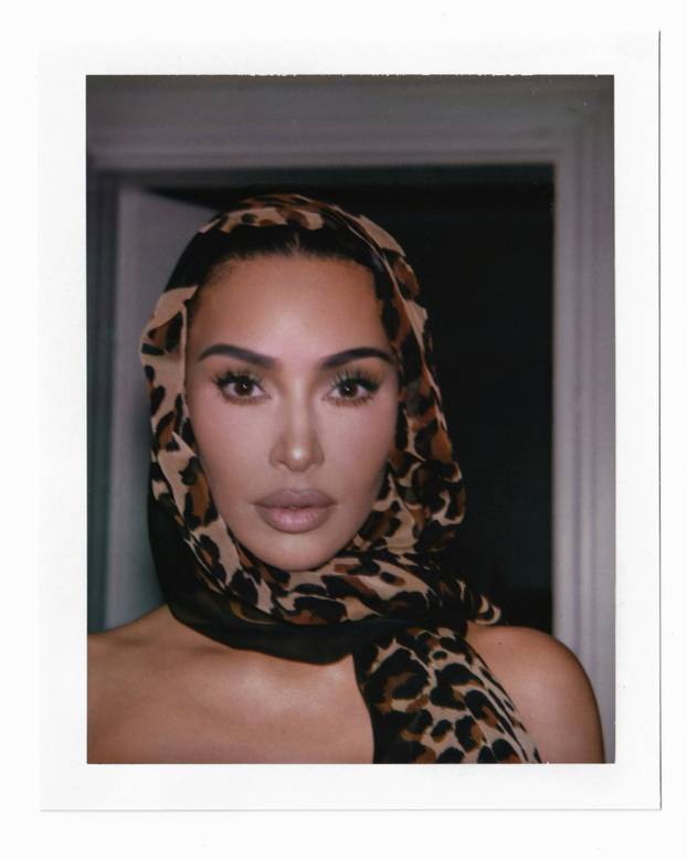 FOTO Kim jedva ugurala grudi u seksi haljinu za premijeru serije
