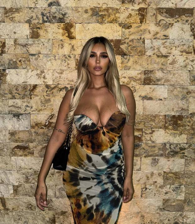 FOTO Odbija skrivati adute: Manekenka pozira u izazovnim izdanjima i osvaja mreže