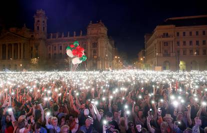 Deseci tisuća Mađara izašli na ulice zbog Orbanova reizbora