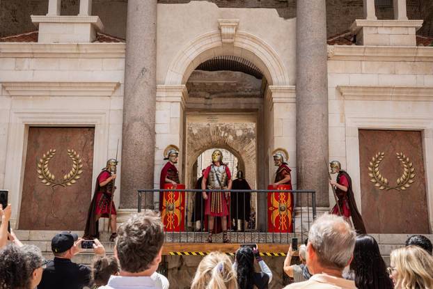 Split: Povijesna smjena straže na Peristilu oduševila brojne turiste