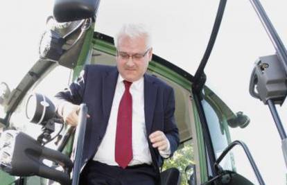 Josipović se prvi put popeo na traktor, i to onaj od 2 mil. kuna