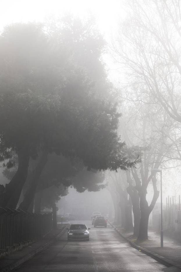 Split: Ulice Splita obavijene maglom