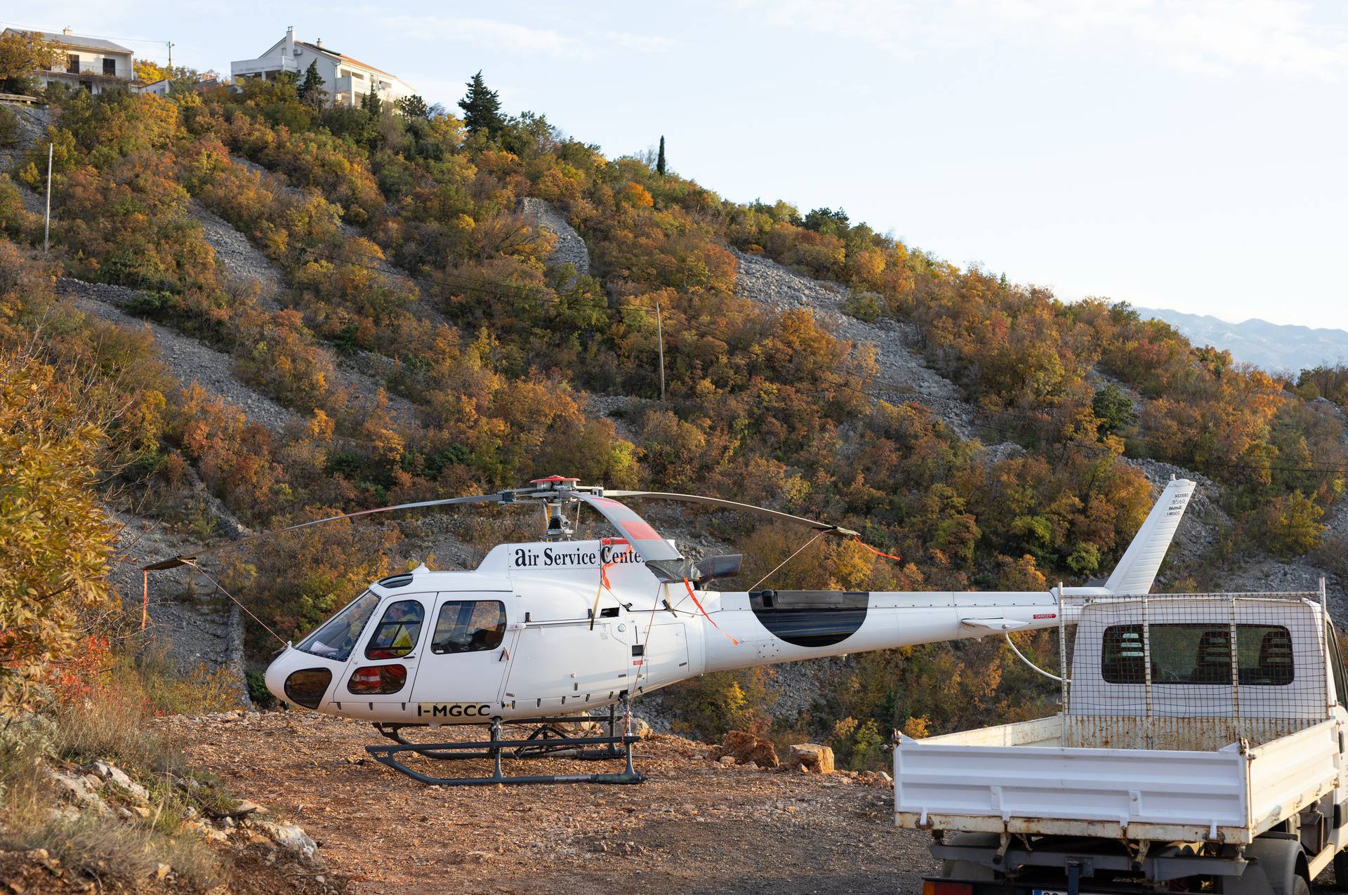 Helikopter s posadom iz Italije prisilno je sletio u Senju: 'Nisu mogli dalje zbog udara bure'