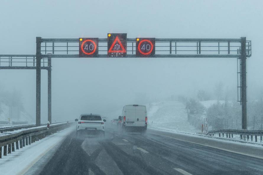 Zimski uvjeti na A1 između čvora Perušić i čvora Gospić