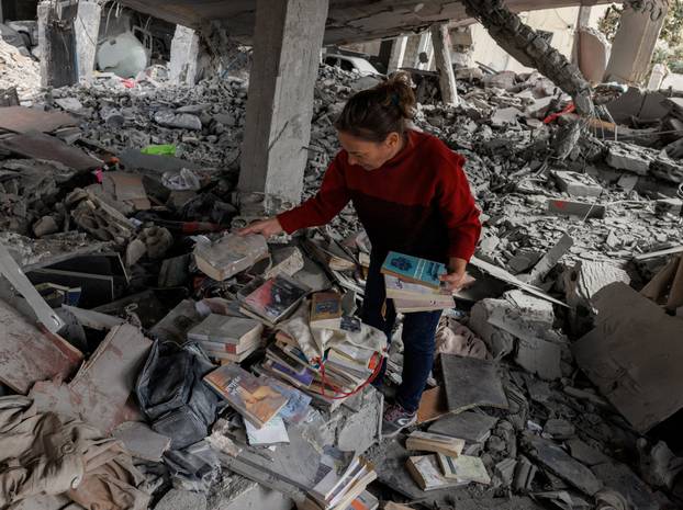 People return home to collect belongings in Sidon