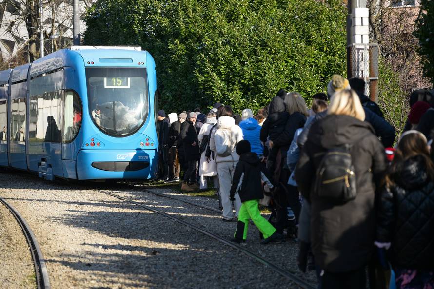 Zagreb: Ogromna gužva na žičari nakon što je na Sljemenu pao snijeg