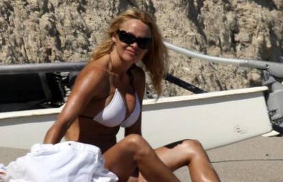 Pamela Anderson plovit će crnogorskim primorjem...