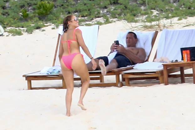 *PREMIUM-EXCLUSIVE* *WEB EMBARGO UNTIL 10 AM PDT on September 22, 2020*Jennifer Lopez and Alex Rodriguez soak up the sun while enjoying a beach day in Turks and Caicos