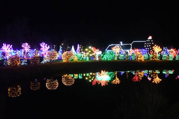 Grabovnica: Započela božićna čarolija svjetla obitelji Salaj